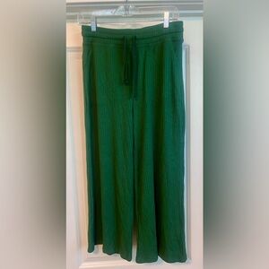 Beyond Yoga Free Flow Wide Leg Cropped Pants | Medium | Dark Green Ribbed